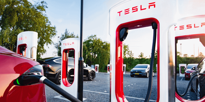 Tesla строит самую большую в мире зарядную станцию Tesla Supercharger 