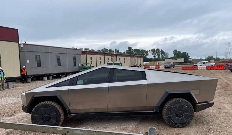 Футуристичный пикап Tesla Cybertruck на заводе