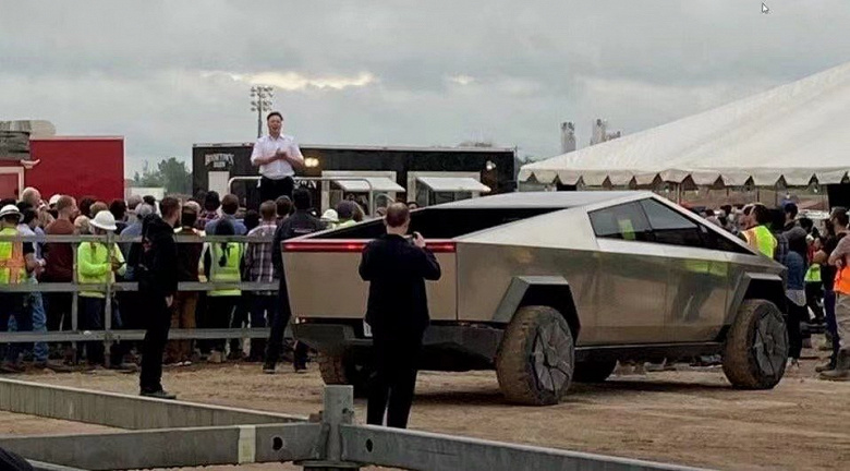 Футуристичный пикап Tesla Cybertruck на заводе