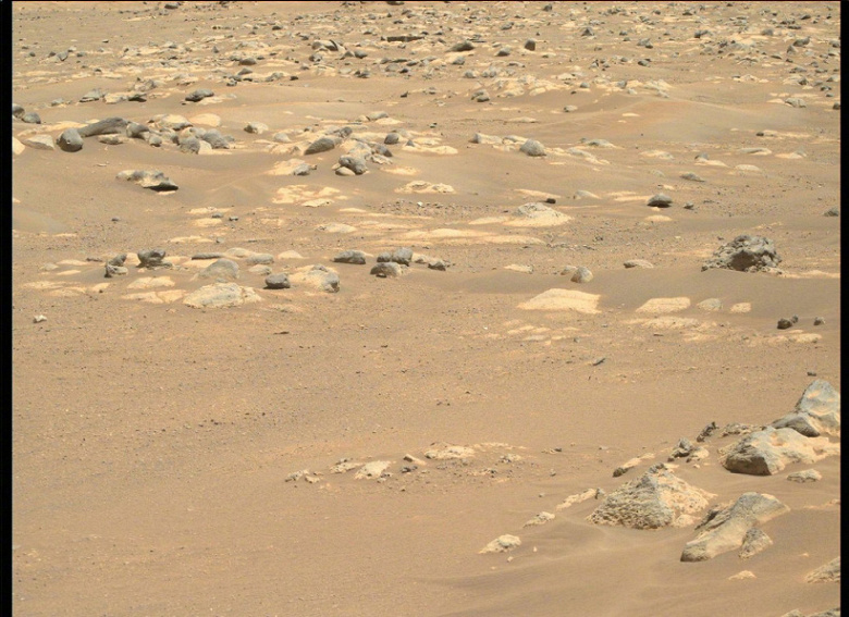 Песок и сине-зелёные камни. NASA опубликовало новую серию снимков марсианской пустыни