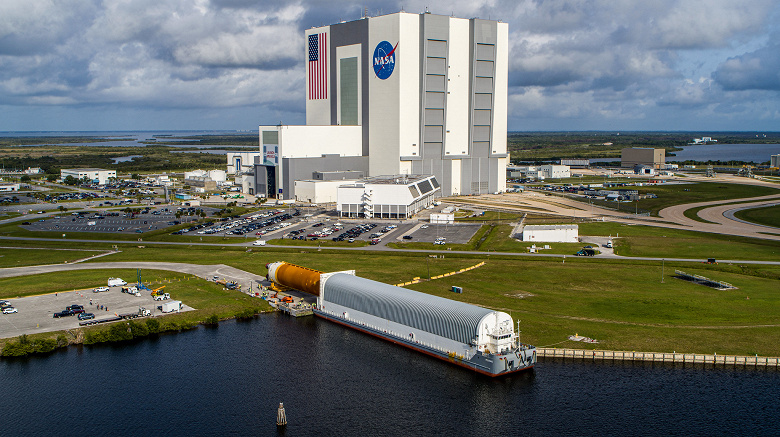 Фотогалерея дня: сверхтяжёлая ракета NASA прибыла во Флориду для лунной миссии «Артемида-1» 