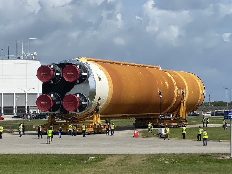 Фотогалерея дня: сверхтяжёлая ракета NASA прибыла во Флориду для лунной миссии «Артемида-1»