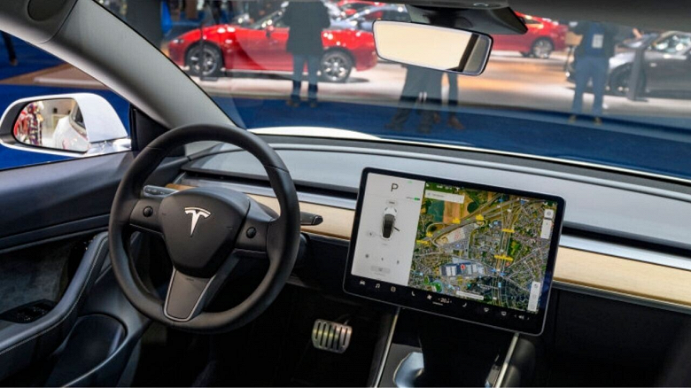 Обновление активирует камеру в салоне Tesla для наблюдения за водителем