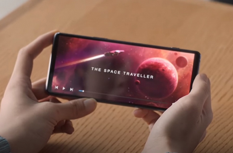 Удивительное рядом: Sony показала потенциальный флагманский смартфон Xperia 2022 года в рекламе новых наушников