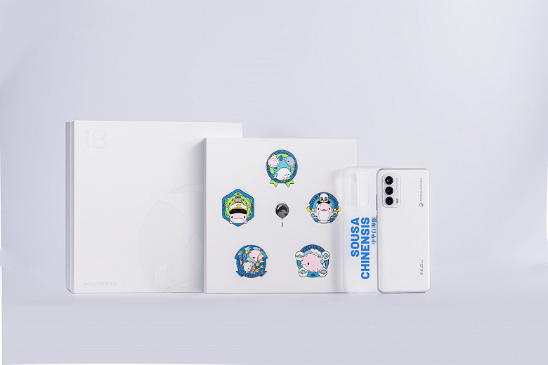 Белый смартфон Meizu 18 по итогу получил обычный экран