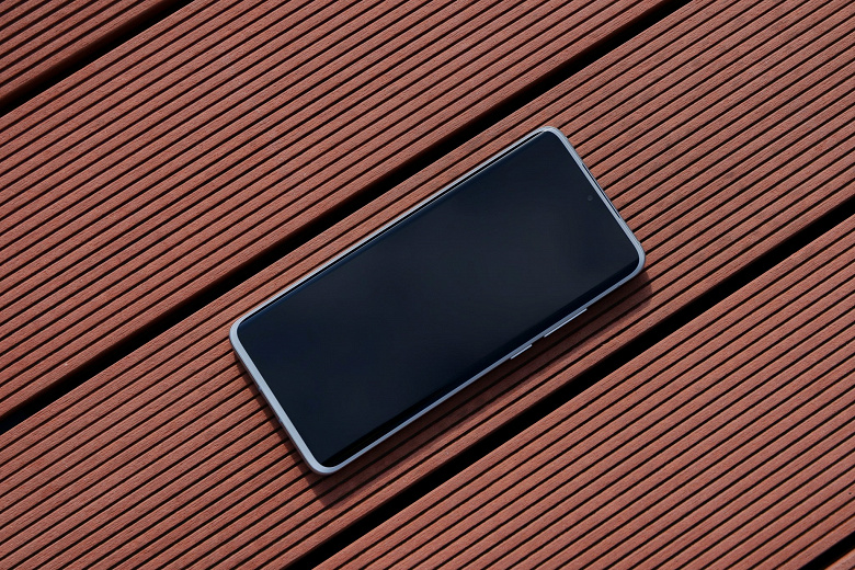 Белый смартфон Meizu 18 по итогу получил обычный экран