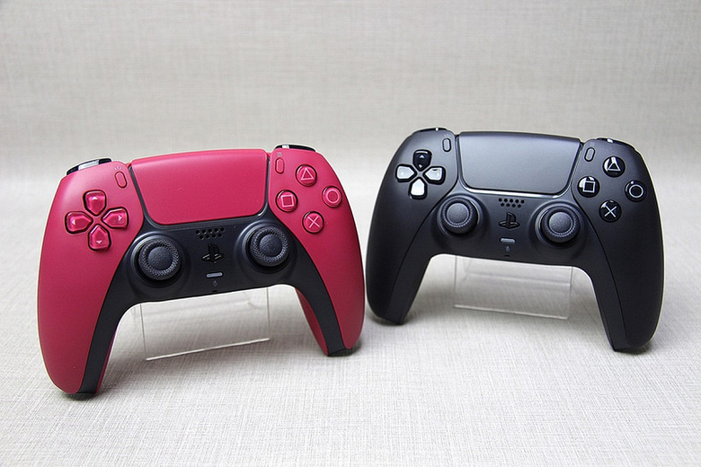 Новые DualSense для PS5 поступают в продажу. Живые фото чёрного и красного геймпадов