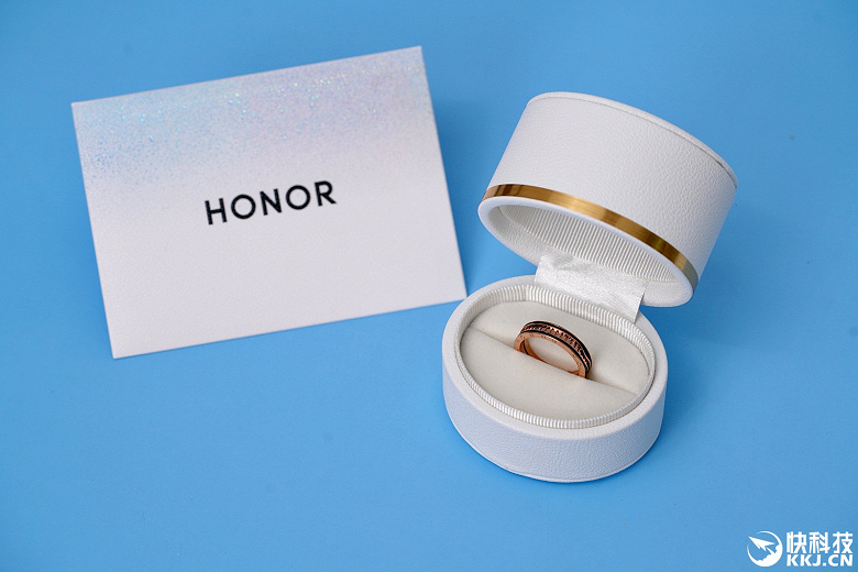 Honor положила неожиданный подарок в приглашение на презентацию Honor 50