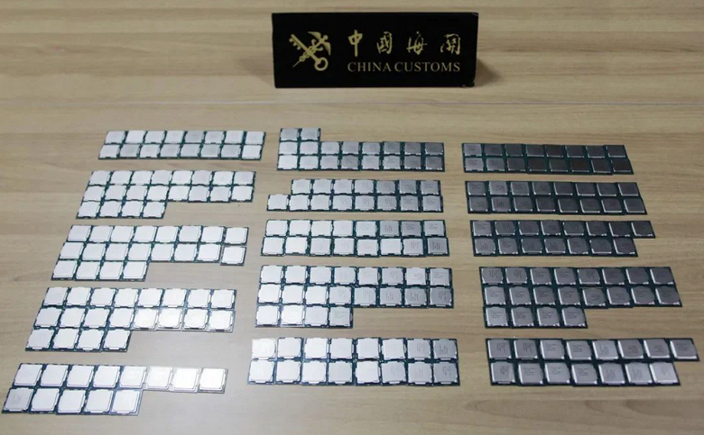 The processors are bundled, taped to the legs.  This is how smugglers smuggle Intel Core i7-10700 and Core i9-10900K CPUs across the border in Hong Kong