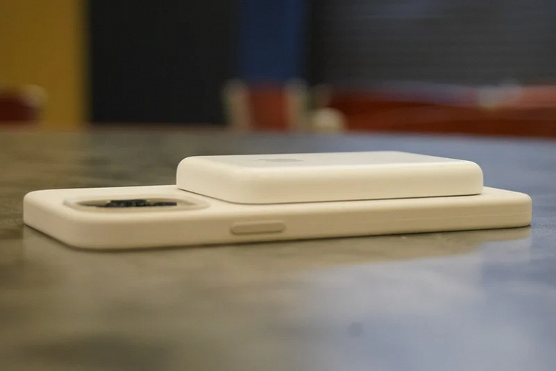Вот это кирпич: насколько толстым оказался аккумулятор-магнит Apple для iPhone 12