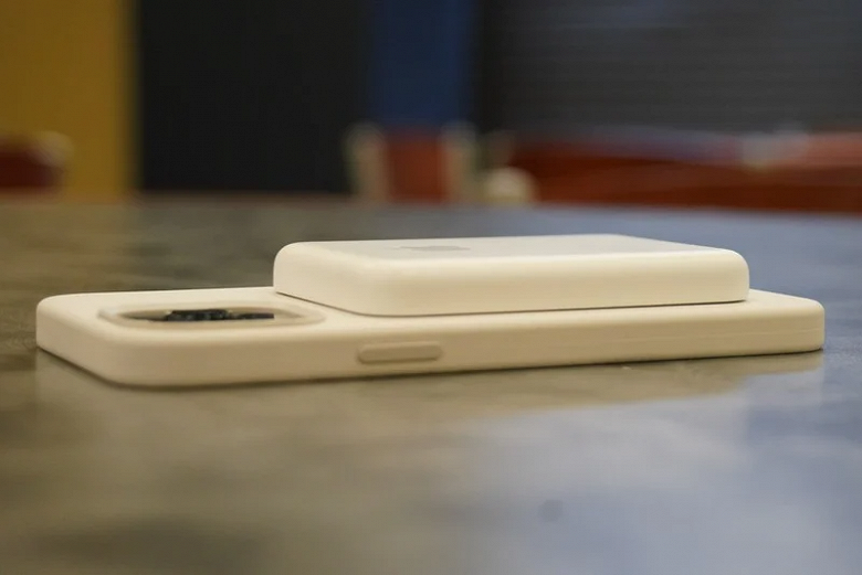 This is a brick: how thick was the Apple magnet battery for the iPhone 12