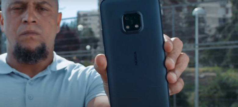 Роберто Карлос пытается уничтожить Nokia XR20, проверяя смартфон на прочность