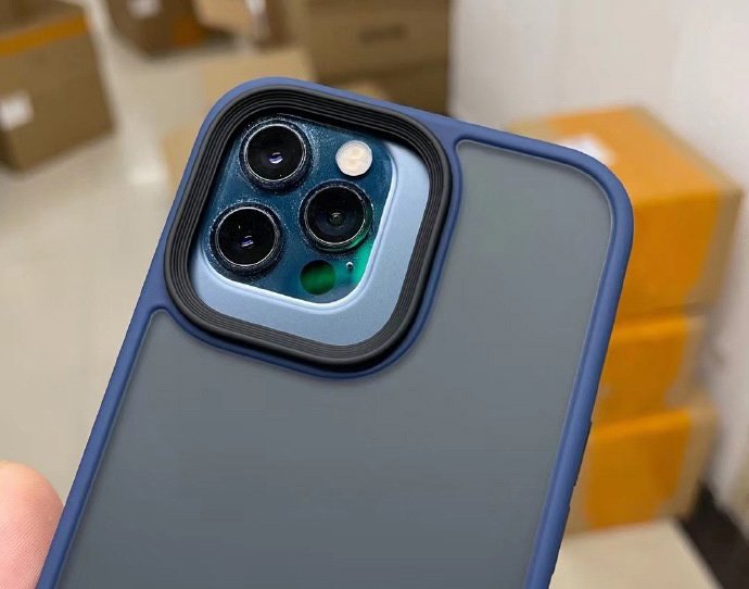 На iPhone 12 Pro надели чехол от iPhone 13 Pro. Это лучший пример показать, насколько камера новой модели стала больше