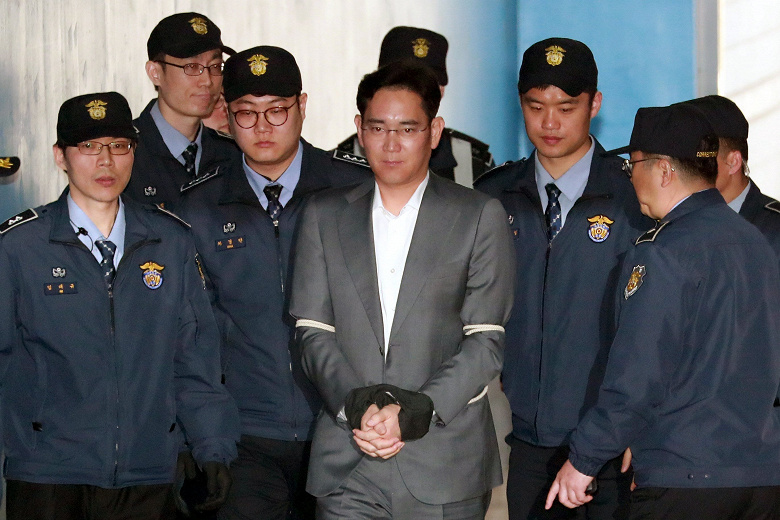 Жители Южной Кореи выступают за досрочное освобождение главы Samsung