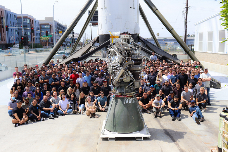 Илон Маск показал 100-й собранный двигатель SpaceX Raptor, осталось ещё несколько тысяч для постройки города на Марске