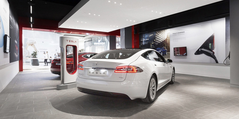 Tesla откажется от дорогих выставочных залов. Компания снова меняет розничную стратегию