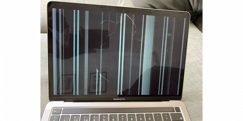 Пользователи новейших MacBook начали жаловаться на «треснувшие без причины» экраны