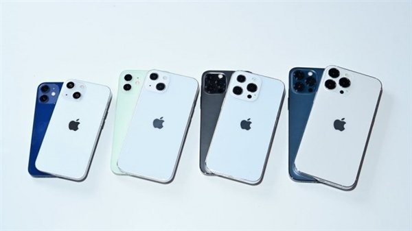 iPhone 13 Mini, iPhone 13, iPhone 13 Pro и iPhone 13 Pro Max сравнили с iPhone 12 на живых фото