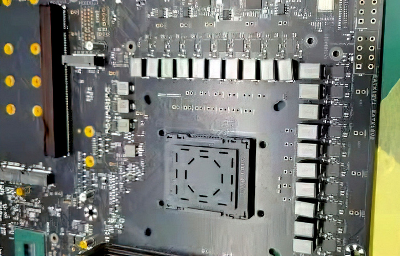 Так выглядит совершенно новый процессорный разъем LGA1700 для процессоров Intel Alder Lake. Опубликовано живое фото материнской платы на чипсете Z690