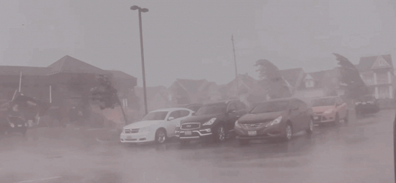 Кроссовер Tesla Model X попал в самый центр торнадо и заснял всё на видео