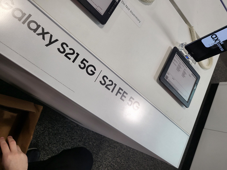Samsung Galaxy S21 FE вот-вот поступит в продажу: это доказывает фотография из розничного магазина