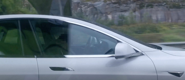 Пьяный водитель Tesla Model S уснул за рулём, после чего машина сама остановилась