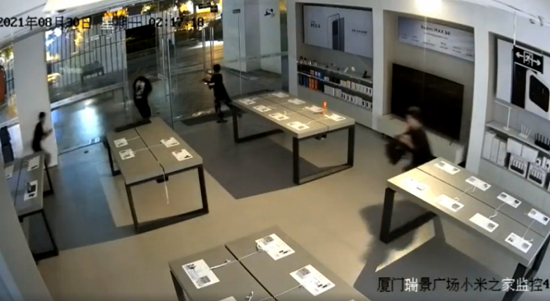 Teenagers robbed a Xiaomi store in less than 30 seconds