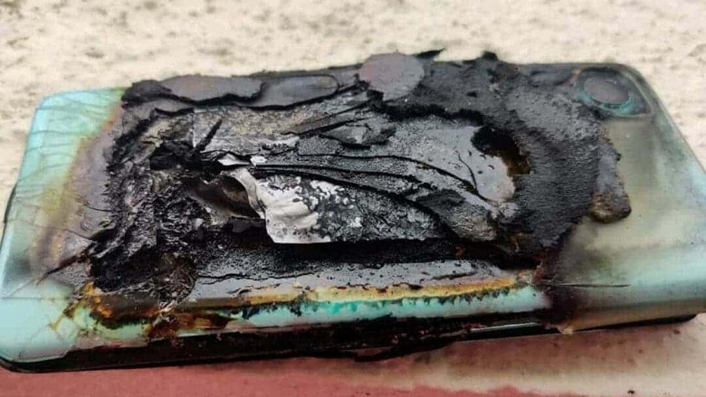 Новенький OnePlus Nord 2 взорвался в руках государственного служащего. Ситуация накаляется