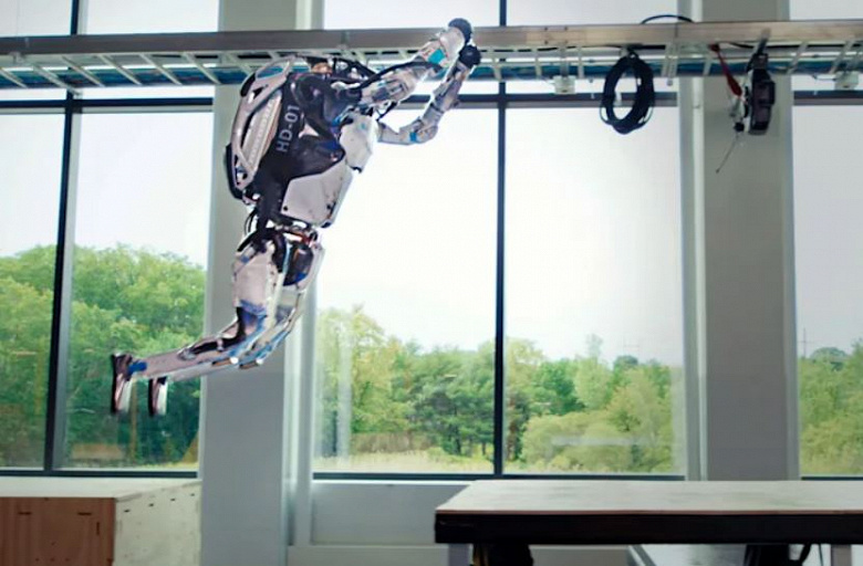 Очень эффектное видео. Boston Dynamics показала робота Atlas, который занимается паркуром и делает сальто назад