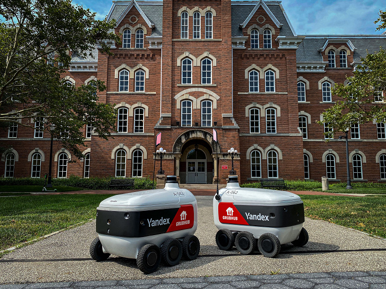 Роботы Яндекса начали доставлять еду студентам в США
