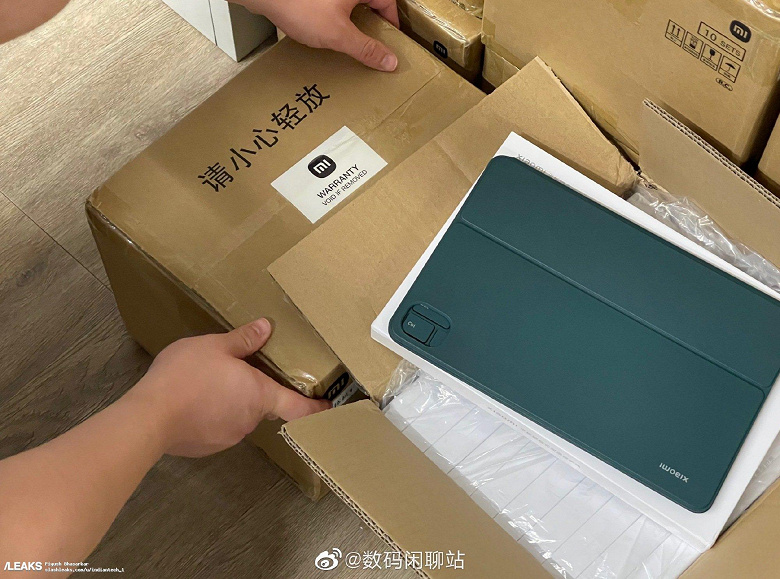 Xiaomi Mi Pad 5 впервые показали вживую с чехлом-клавиатурой, а также продемонстрировали в разных цветах