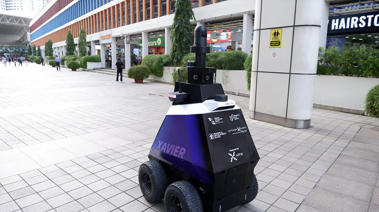 Robots began to maintain public order in Singapore 