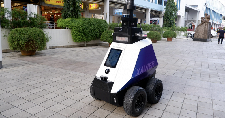 Robots began to maintain public order in Singapore