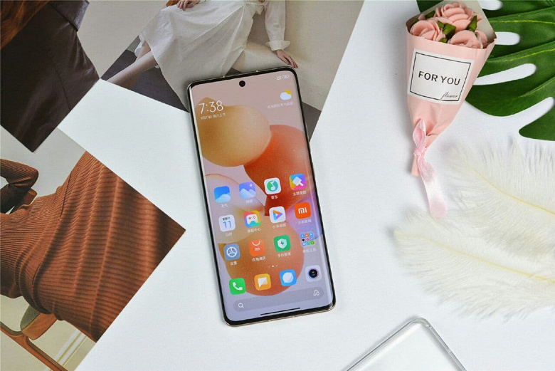 The flagship Xiaomi 12 will be similar to the Xiaomi Civi.  It will get the same curved screen with a minimal bottom bezel