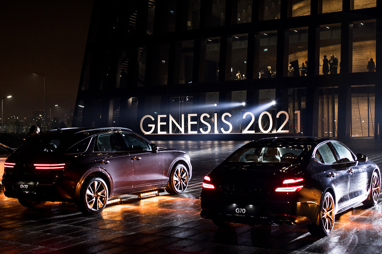 Genesis introduced the GV70 crossover in Russia - for the first time, control from a smartphone is available