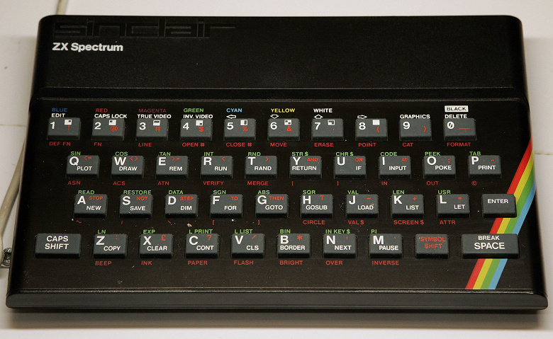 «Он опережал время со своими изобретениями». Умер создатель ZX Spectrum и электромобиля Sinclair C5