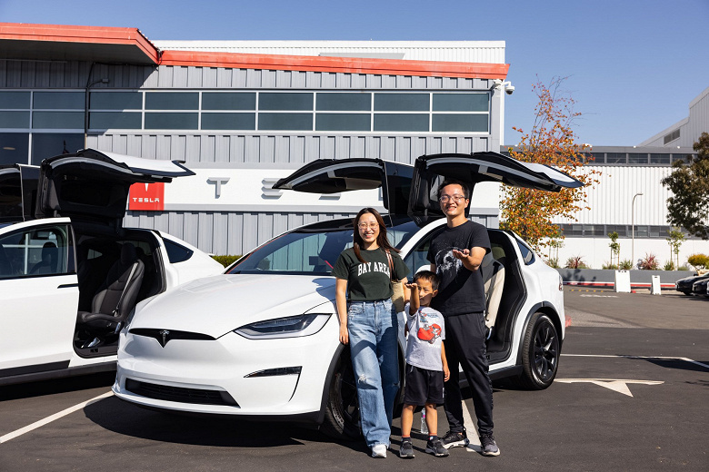 Tesla начала поставки модернизированного электромобиля Model X с «великолепным» интерьером 