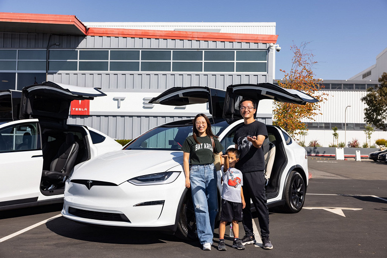 Tesla starts shipping a redesigned Model X electric car with a 