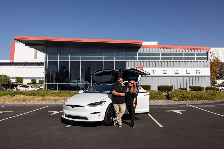 Tesla начала поставки модернизированного электромобиля Model X с «великолепным» интерьером 