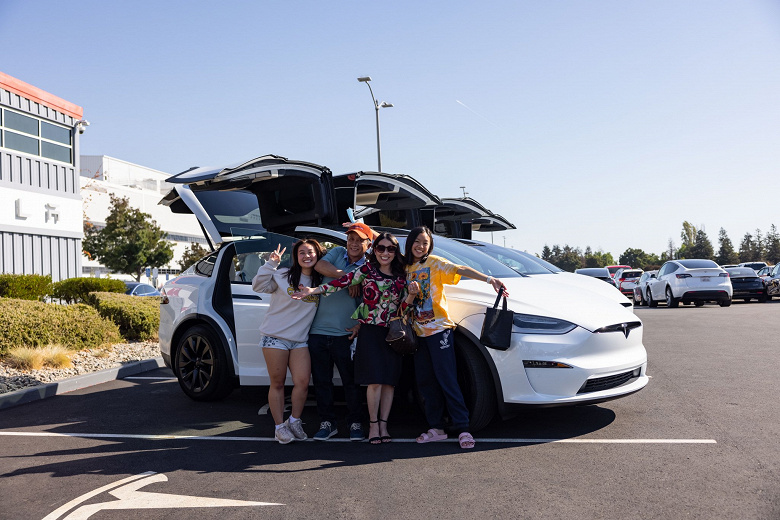 Tesla starts delivering a redesigned Model X electric car with a “gorgeous” interior