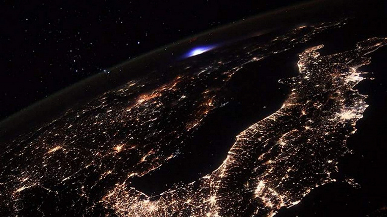 Pictures of mysterious light phenomenon sent from ISS