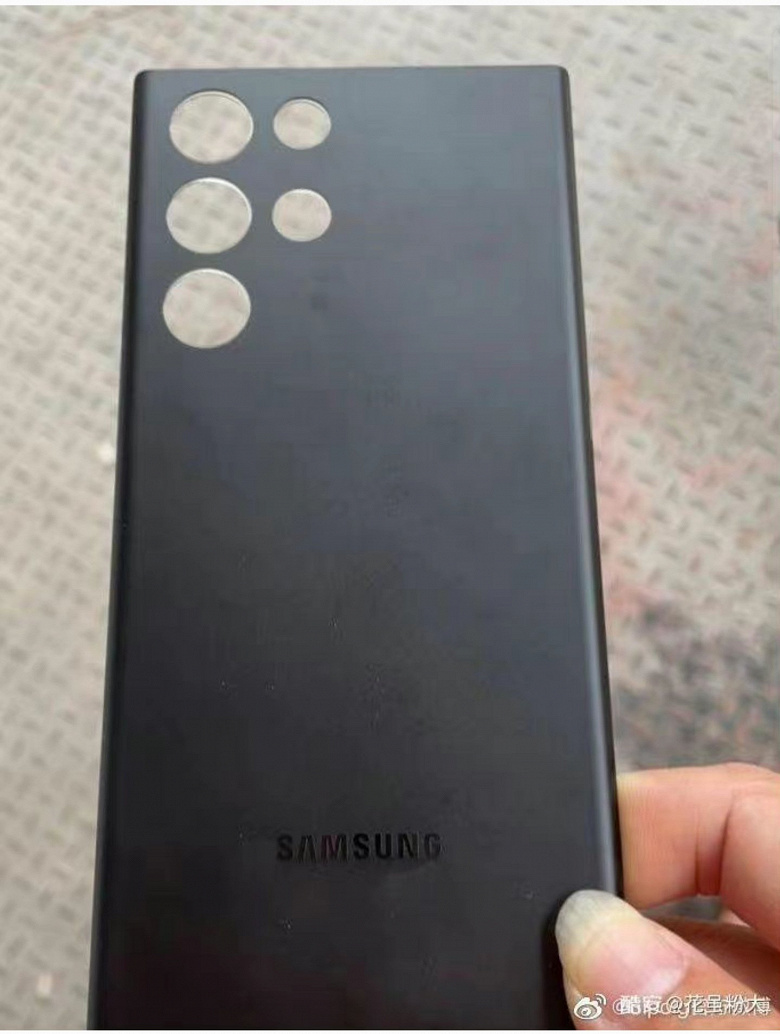 Задняя панель Samsung Galaxy S22 Ultra в руках пользователя. Фотографию уже прокомментировал известный инсайдер Ice Universe