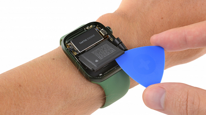 Три бывших инженера Apple помогли разобрать Apple Watch Series 7. У часов больше общего с iPhone 13, чем можно подумать