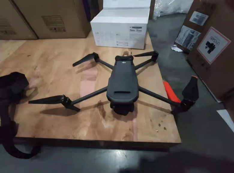 DJI Mavic 3 has already appeared in stores: the new drone was finally filmed live in the hands of the user