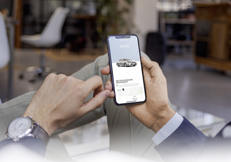 Sales of the updated Lexus ES business sedan with a smartphone connection began in Russia