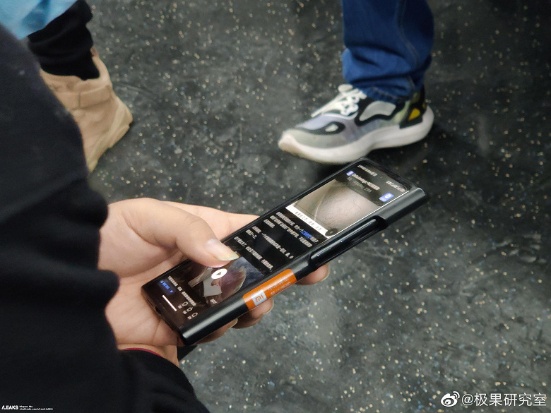 The first live photos of Xiaomi 12: the smartphone was noticed in the hands of the user in the subway