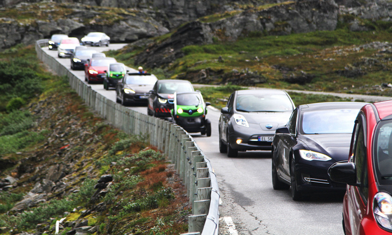 Частные лица в Норвегии практически не покупают легковые машины с ДВС. Электромобили заняли почти весь рынок