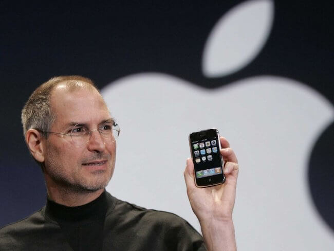 В этот день в 2007 году Стив Джобс представил телефон, изменивший мир. iPhone исполнилось 15 лет