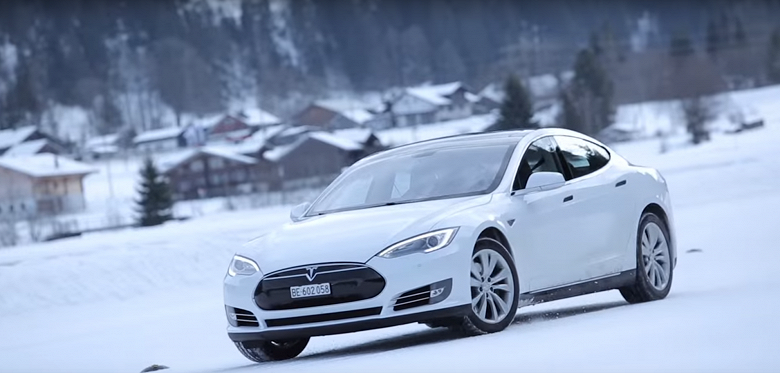 Это уже ближе к нашей зиме: старенькую Tesla Model S проверили при температуре от –30 до –35 °С