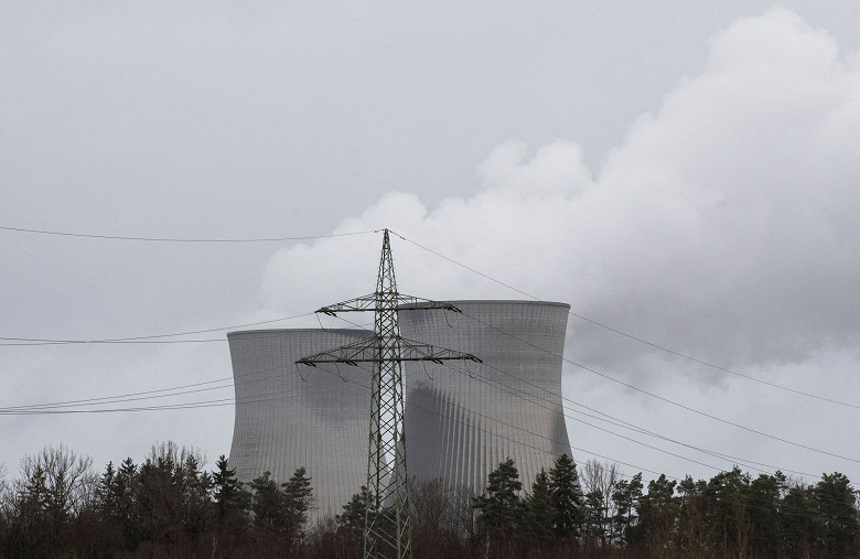 Германия закрыла три из шести последних атомных станций